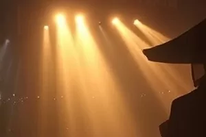 《纸鹞与风》封面画面，开阔空地上一只纸鹞的剪影