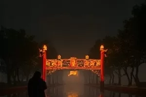 《半城灯火》封面画面，夜间街区窗户透出的零散灯光