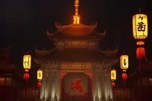 《午夜广播站》封面画面，深夜播音间里的耳机与话筒