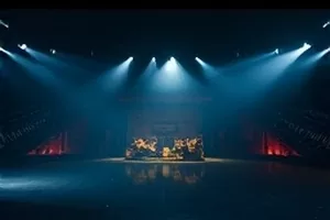《回声档案》封面画面，旧工厂车间与收音设备同框