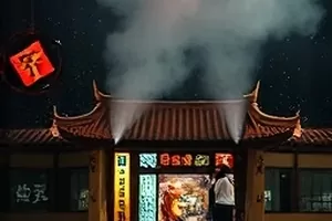 《雨季列车》封面画面，雨中站台与车窗反光